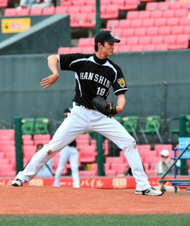 Ｋスタ宮城のマウンドの感触を確かめる阪神・藤浪晋太郎＝Ｋスタ宮城（撮影・村中拓久）