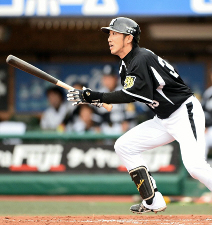 ３回阪神、同点タイムリーを放つ坂（撮影・村中拓久）