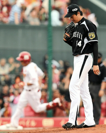 ３回楽天、松井（左）に勝ち越しソロを浴びる阪神・能見（撮影・山口　登）