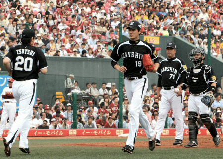 ５回途中３失点で降板する阪神・藤浪晋太郎＝Ｋスタ（撮影・山口　登）