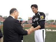 　試合前、坂井オーナー（左）に激励され笑顔をみせる藤浪（撮影・山口　登）