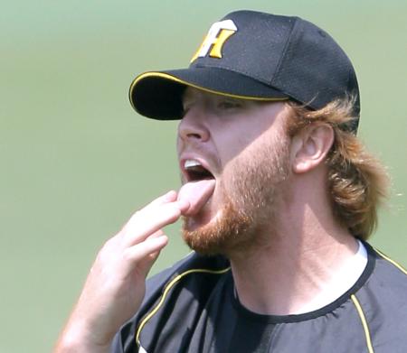 　キャッチボールの合間に指を舐めるボイヤー