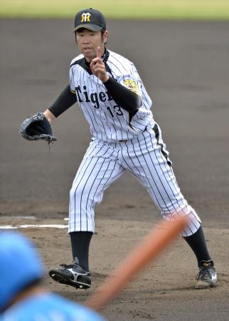 　１回、空振りさせスイングのアピールをする榎田（撮影・保田叔久）