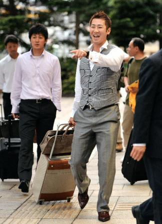 ＪＲ長野駅に到着した西岡は、一足先に現地入りしていた福原らが早々と私服に着替えて出かけるの見て「早すぎでしょ！」と大笑い（撮影・吉澤敬太）