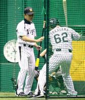 　高山（右）を直接指導する和田監督（撮影・棚橋慶太）