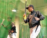 前日に続いて、高山（左）を熱心に指導する和田監督（撮影・吉澤敬太）