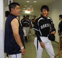 　中村（左）と談笑する能見（撮影・棚橋慶太）