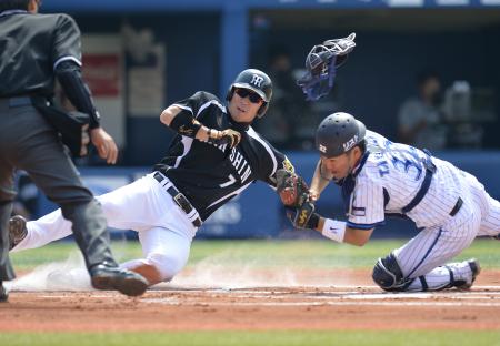 　１回、鳥谷の右飛で三走・西岡がタッチアップするもアウトになる。捕手・高城（撮影・吉澤敬太）