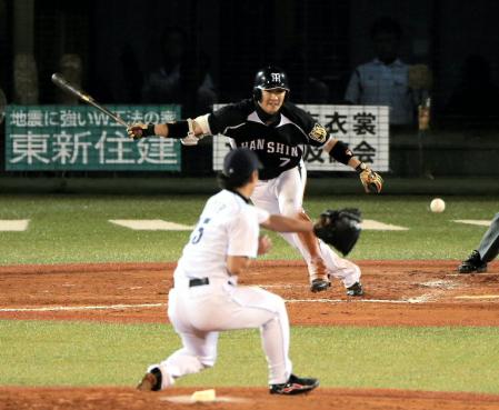 ７回、西岡の遊ゴロで先制する（撮影・山口　登）