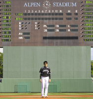 　マウンドの感触を確かめる能見。“七草組”か“薔薇組”か…（撮影・飯室逸平）