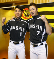 　オールスター戦のファン投票で選出され、気合を入れる（右から）西岡と鳥谷（撮影・棚橋慶太）