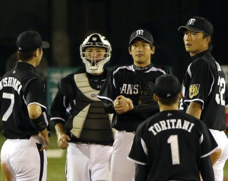 　８回ピンチを迎え、日高らナインはマウンドに集まる（撮影・山口　登）