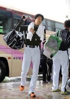 　前日に打球を左足に受けた能見だが、大事に至らずナインと共に石川県立野球場に入る（撮影・山口　登）