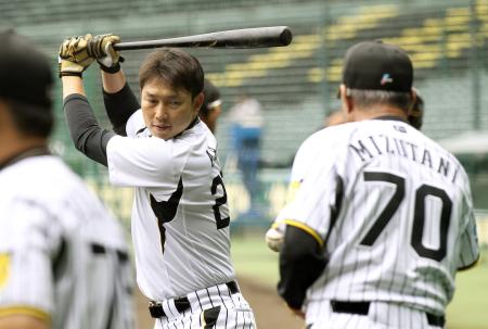 　水谷コーチ（手前）がトスする球を打ち込む新井（撮影・田中太一）