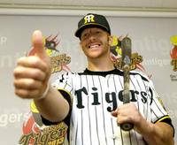 　選手間投票でオールスターに選出され、サムアップポーズを決めるマートン（撮影・田中太一）