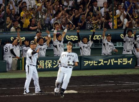 　マートンの逆転打に沸く阪神ナイン（撮影・山口　登）　