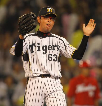 　プロ初セーブを挙げ喜ぶ加藤（撮影・棚橋慶太）