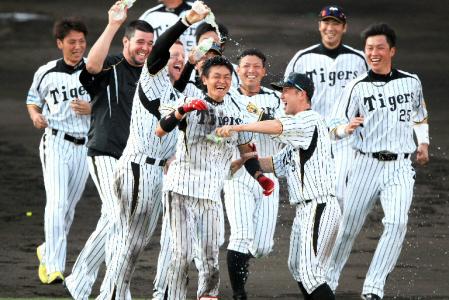 ９回、左越えにサヨナラ打を放ちナインから手荒い祝福を受ける大和（中央）＝撮影・山口　登