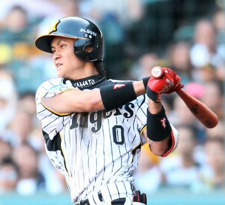 ９回阪神２死一、二塁、左越えにサヨナラタイムリーを放つ＝甲子園（撮影・棚橋慶太）