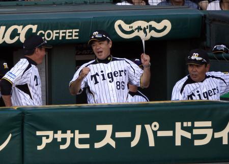 　大和のサヨナラ打にガッツポーズする和田監督（撮影・山口　登）