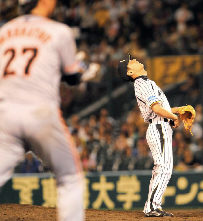 １１回巨人２死満塁、巨人・立岡に痛恨の押し出し四球を与え天を仰ぐ阪神・渡辺　亮＝甲子園（撮影・棚橋慶太）