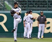 　和田監督、中西コーチ、黒田ヘッドコーチを背にキャッチボールをする藤浪