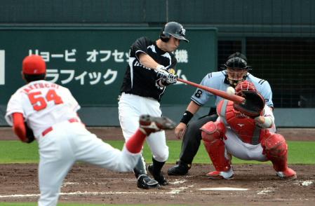 ２回、阪神・今成が勝ち越しソロ本塁打を放つ＝マツダスタジアム（撮影・保田叔久）