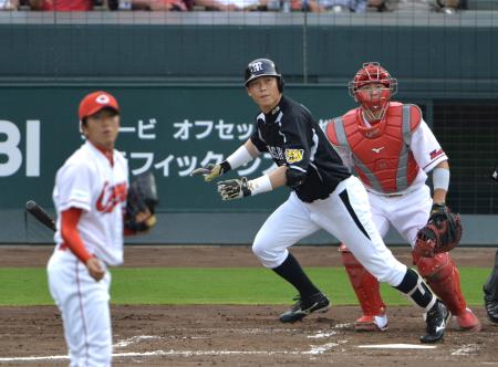 　２回、阪神・新井が左中間に同点ソロ本塁打を放つ。投手・武内（撮影・保田叔久）