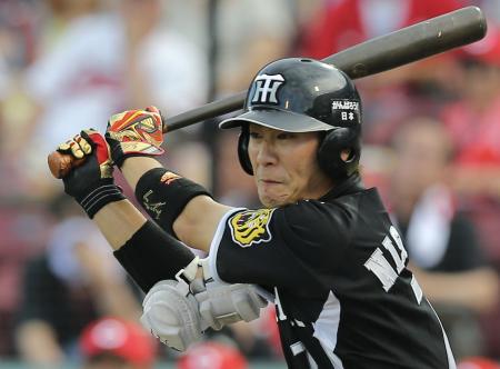 　９回、西岡はダメ押しの２点タイムリーを放つ（撮影・飯室逸平）