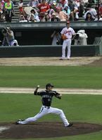 　前田健（上）が見つめる前で力投する藤浪（撮影・北村雅宏）