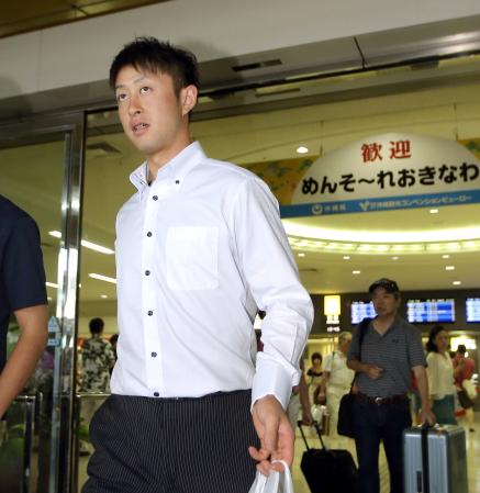 　那覇空港に到着した今成（撮影・田中太一）