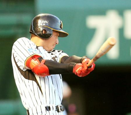 １回阪神１死二塁、左前へ安打を放つ阪神・鳥谷　敬＝沖縄セルラースタジアム那覇（撮影・田中太一）