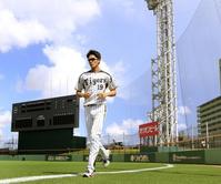 　沖縄の空を背に悠々と走り込む藤浪（撮影・田中太一）