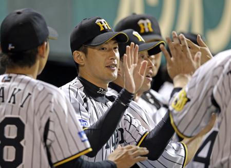 　９回、ボイヤーが締め、ベンチ前でナインから祝福を受ける能見（撮影・田中太一）