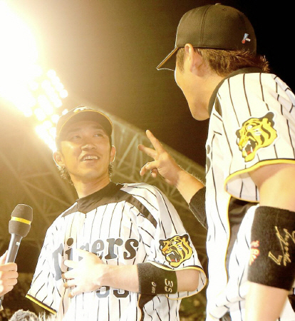 お立ち台で西岡から２つの失策を指摘され苦笑いの坂（撮影・田中太一）