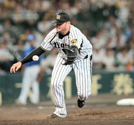 ６回、石川の打球を好捕しピンチを切り抜けるメッセンジャー（撮影・田中太一）