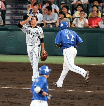 ４回ＤｅＮＡ無死一、二塁、ＤｅＮＡ・金城龍彦に３ランを打たれ厳しい表情の阪神・秋山拓巳＝甲子園（撮影・棚橋慶太）