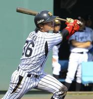 　８回、タイムリー三塁打を放つ一二三（撮影・棚橋慶太）