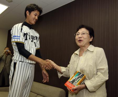 　藤浪は西村幸生さんの長女・ジョイス津野田幸子さんと笑顔で握手をする