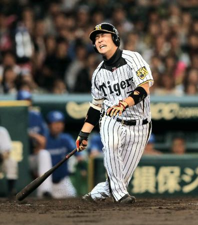 ５回、阪神・西岡は自打球を膝に当てる＝甲子園（撮影・山口　登