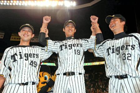お立ち台で笑顔をみせる（左から）阪神・今成、藤浪、新井良