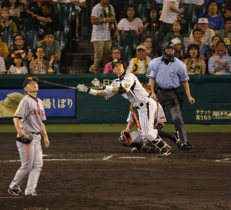 　６回、新井は杉内から追撃のソロを放つ（撮影・飯室逸平）