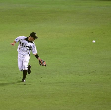 　７回、中井の打球を後逸する今成（撮影・飯室逸平）