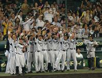 　８回、阪神・浅井（５）が左越えにソロを放ちナインと共にポーズを決める（撮影・山口　登）