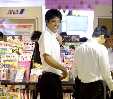 　初の球宴出場のため札幌へ移動する藤浪（撮影・飯室逸平）