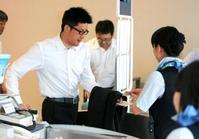 札幌行きの飛行機に乗り込む能見＝伊丹空港（撮影・飯室逸平）