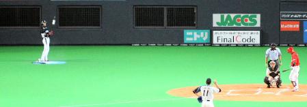 ５回、あとひとりのところで阪神・西岡　剛と日本ハム・大谷翔平の対決はお預けとなった＝札幌ドーム（撮影・飯室逸平）