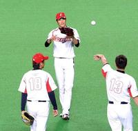 　練習でＤｅＮＡ・三浦（手前左）、中日・岩瀬（同右）ら２人とキャッチボールする藤浪