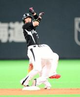 ６回１死二塁、日本ハム・大谷の二塁への返球で慌てて帰塁する西岡＝札幌ドーム（撮影・西岡　正）