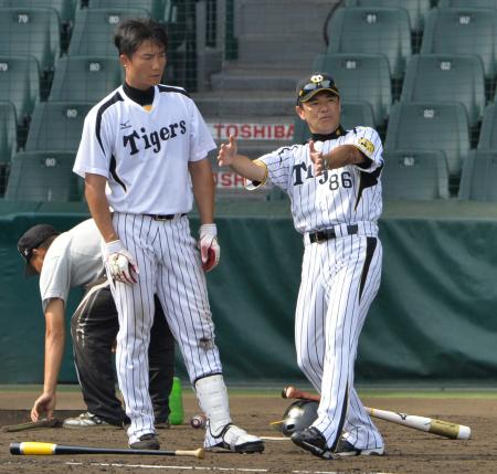 　練習終了後に新井良（左）を指導する和田監督（撮影・保田叔久）